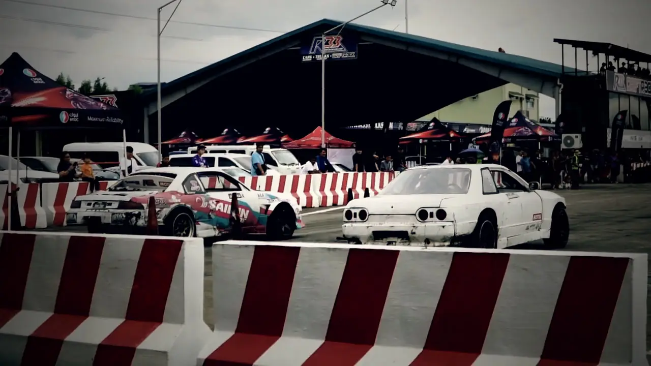 Skyline blanche en compétition de drift