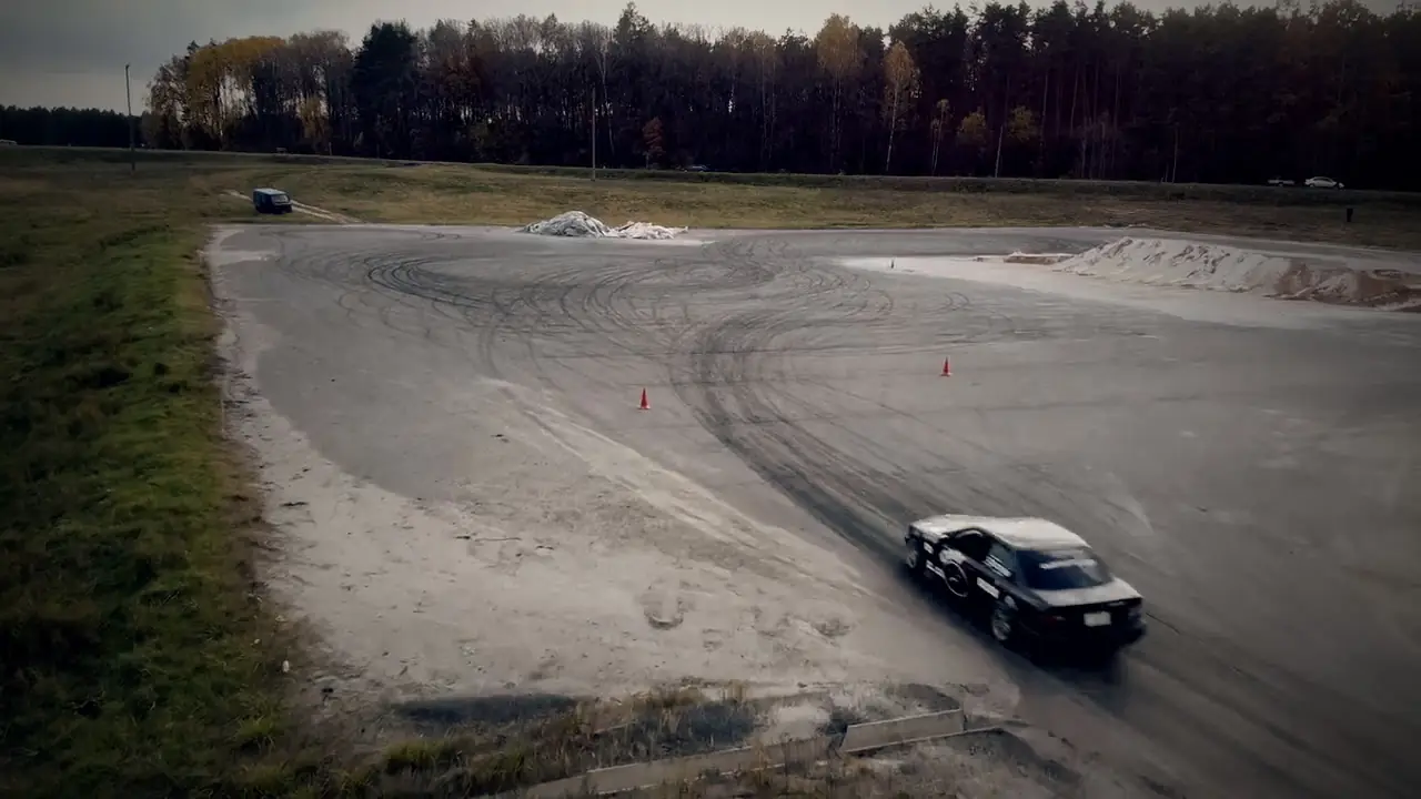 Deux voitures en drift vues de drone