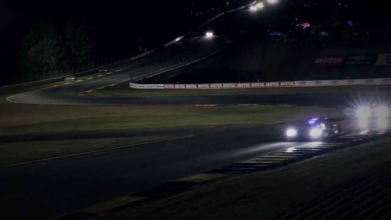 Phares dans un virage, de nuit