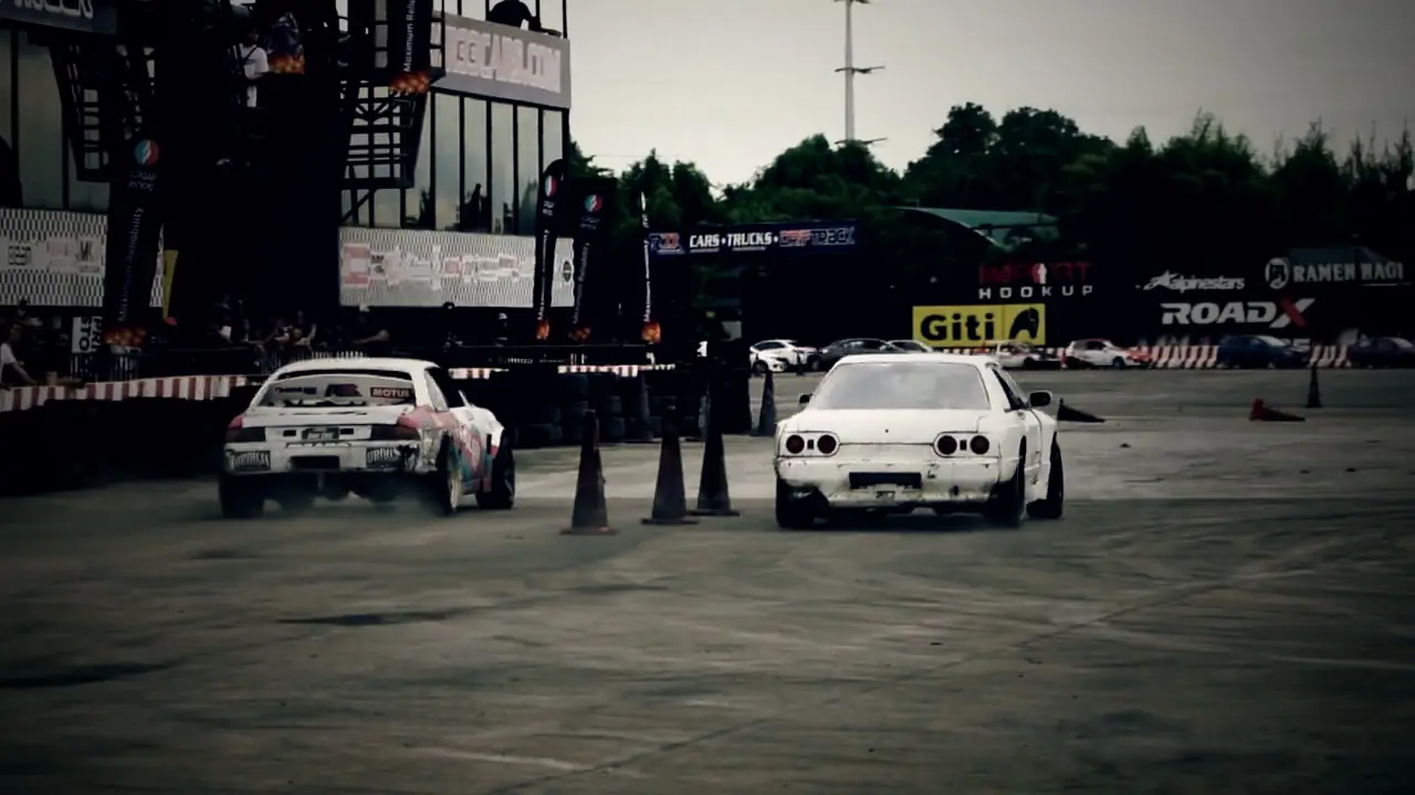 Nissan Skyline blanche en drift, foule derrière